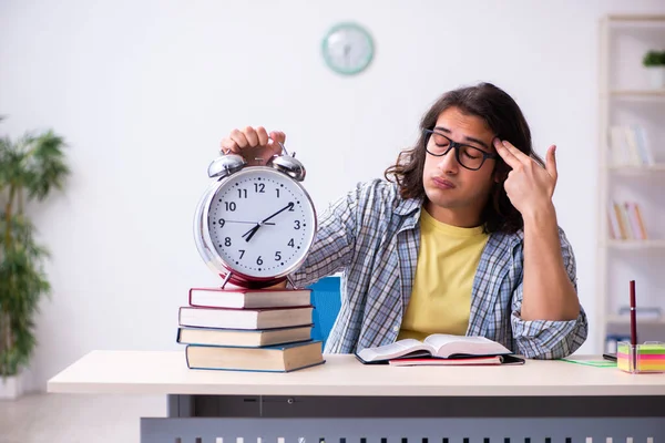 Joven estudiante masculino preparándose para los exámenes —  Fotos de Stock