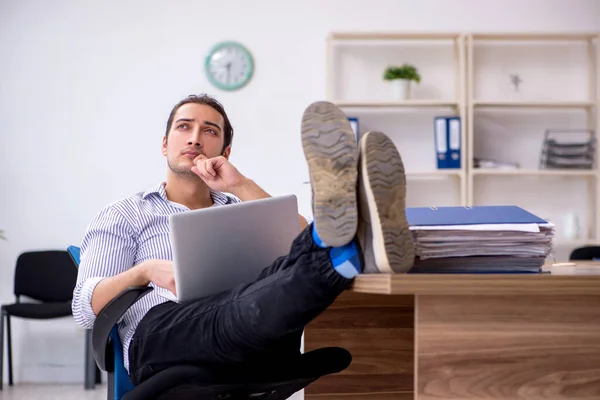 Jeune comptable homme travaillant dans le bureau — Photo