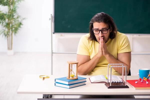 Ung mannlig studentfysiker forbereder seg til eksamen i klassen – stockfoto