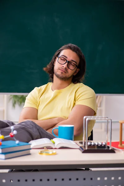 Young male student physicist preparing for exams in the classroo — Stock Photo, Image