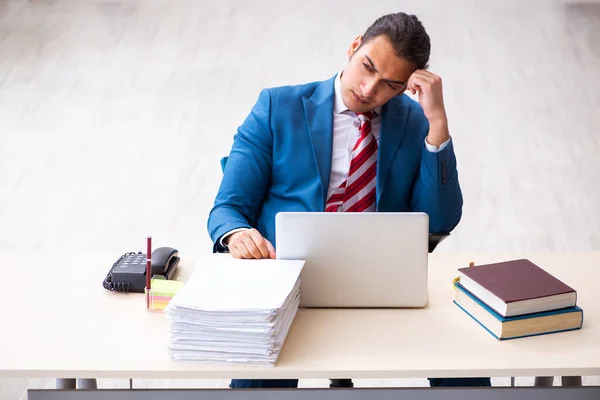 Giovane dipendente maschile che lavora in ufficio — Foto Stock