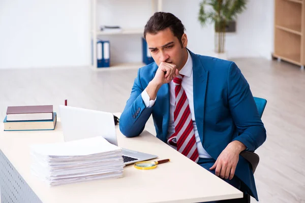 Jeune employé masculin travaillant au bureau — Photo