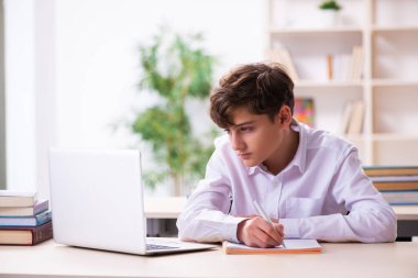 Sınıfta tele-eğitim konsepti.