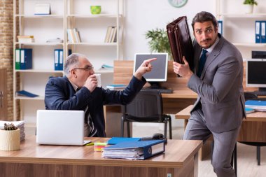 İş yerinde salgın konsepti olan iki çalışan