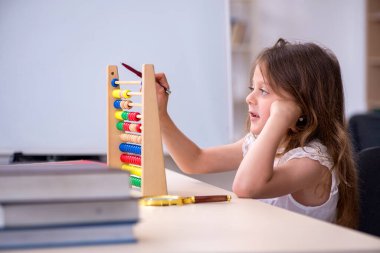 Evde sınava hazırlanan küçük kız.