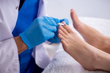 İşlem sırasında ayak tedavi uzmanı