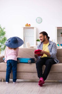 Genç adam ve küçük kızı yolculuğa hazırlanıyorlar.