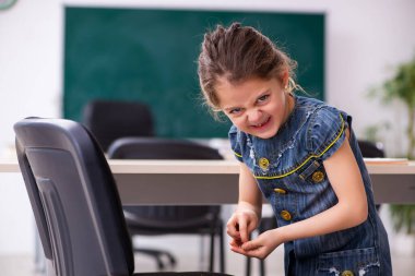 Koltukta keskin raptiyelerle ortaokul şakası.