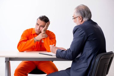 Duruşma öncesi gözaltı avukatıyla genç tutuklu toplantısı