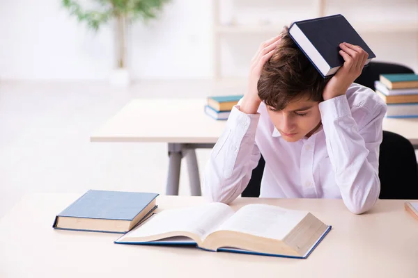 Écolier se préparant pour les examens en classe — Photo