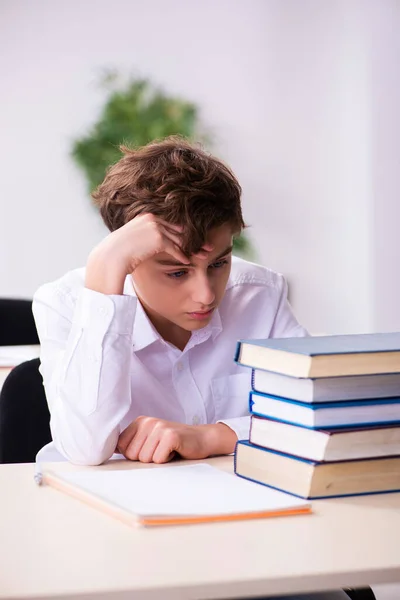 Colegial preparándose para los exámenes en el aula —  Fotos de Stock