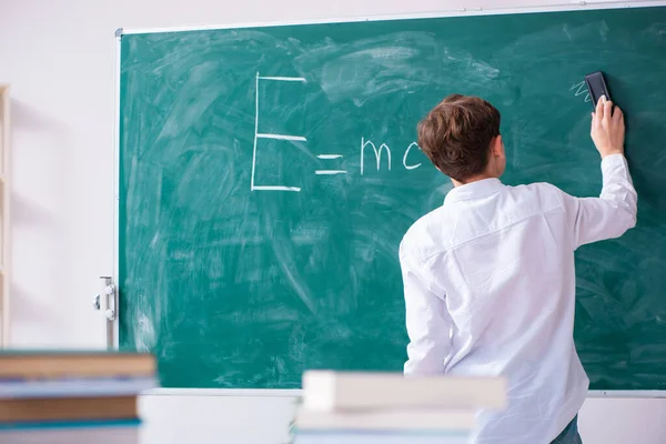 Physicien écolier en face de green board — Photo