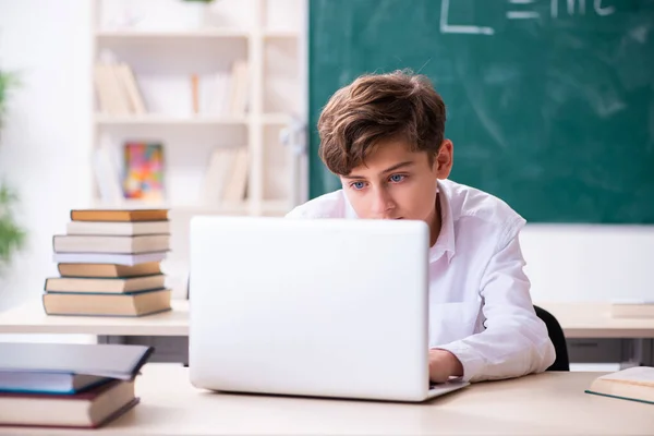 Schooljongen in teleonderwijs concept in de klas — Stockfoto