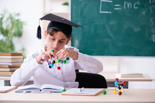 Jong afgestudeerd met moleculair model in de klas — Stockfoto