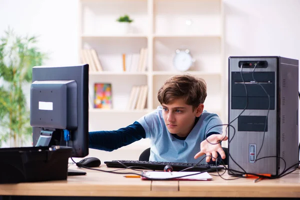 Chico reparando computadoras en taller — Foto de Stock