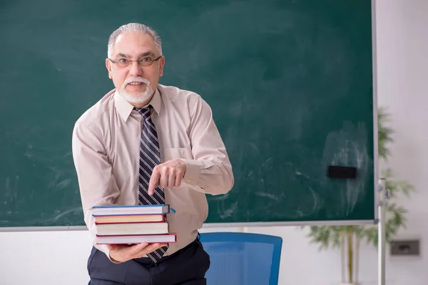 Oude mannelijke leraar in de klas — Stockfoto