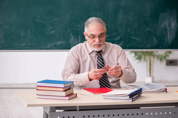 Oude mannelijke leraar in de klas — Stockfoto