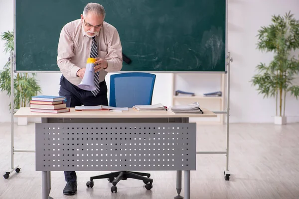 Oude mannelijke leraar in de klas — Stockfoto