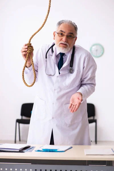 Yaşlı erkek doktor iş yerinde intihar ediyor. — Stok fotoğraf