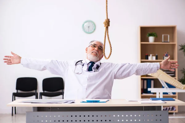 Velho médico cometendo suicídio no local de trabalho — Fotografia de Stock