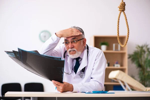 Velho médico cometendo suicídio no local de trabalho — Fotografia de Stock