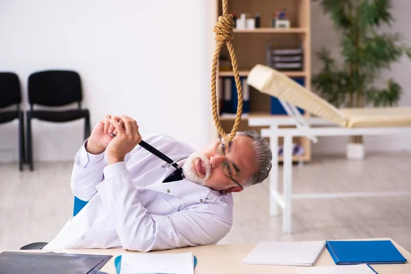 Viejo médico suicidándose en el lugar de trabajo —  Fotos de Stock