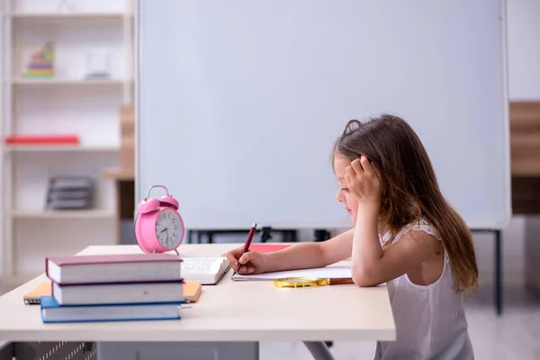 Liten flicka förbereder sig för tentor hemma — Stockfoto