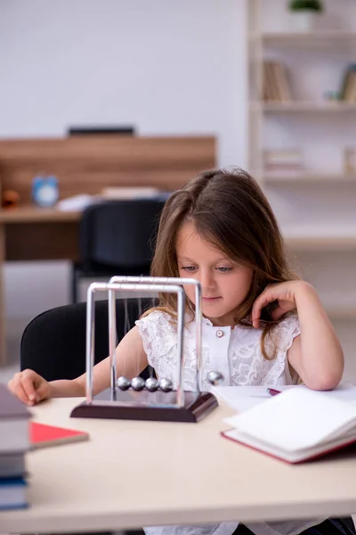 Menina pequena se preparando para exames em casa — Fotografia de Stock