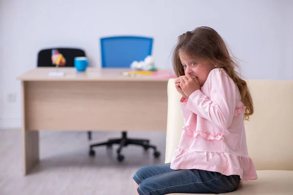 Kleines Mädchen wartet auf Arzt in der Klinik — Stockfoto