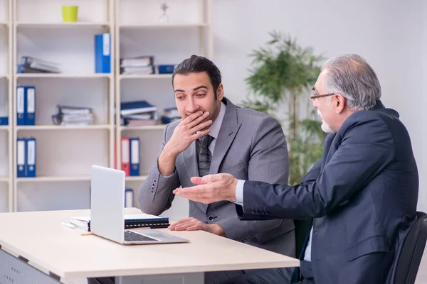 Viejos y jóvenes empresarios en concepto de reuniones de negocios — Foto de Stock