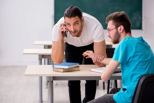 Dos alumnos varones en concepto de bullying en el aula — Foto de Stock