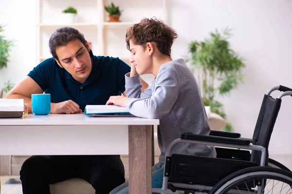 Padre e hijo discapacitado en concepto de educación —  Fotos de Stock