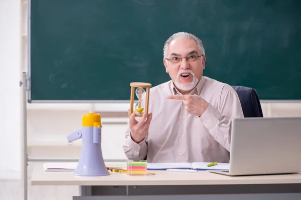 Velho professor na sala de aula — Fotografia de Stock