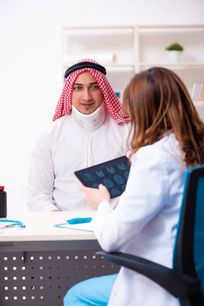 Mladý arabský podnikatel na návštěvě kavkazského lékaře — Stock fotografie