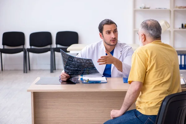 Yaşlı hasta, genç erkek doktor radyolojisti ziyaret ediyor. — Stok fotoğraf