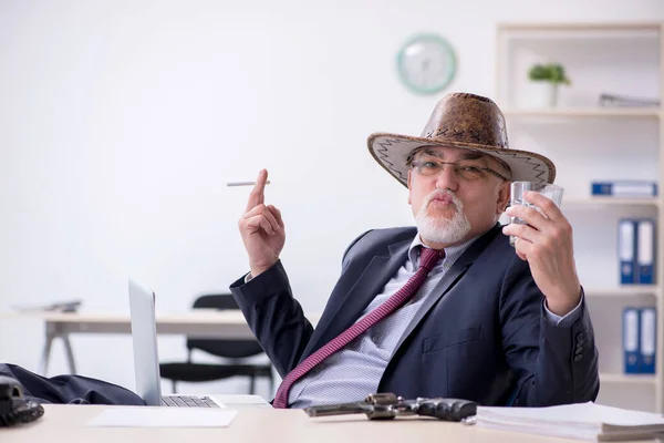 Drôle vieux patron dans cow-boy chapeau dans le bureau — Photo