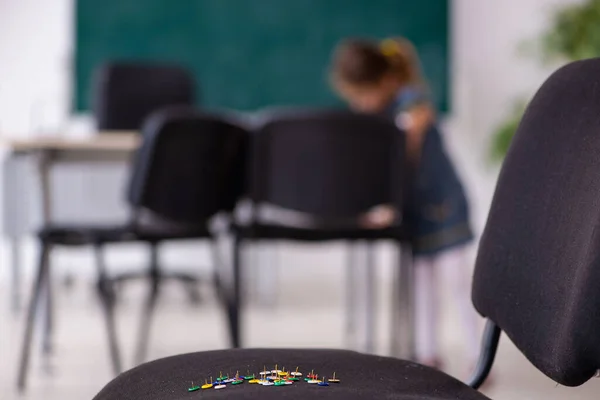 Φάρσα δευτεροβάθμιας εκπαίδευσης με αιχμηρές πινέζες στην καρέκλα — Φωτογραφία Αρχείου