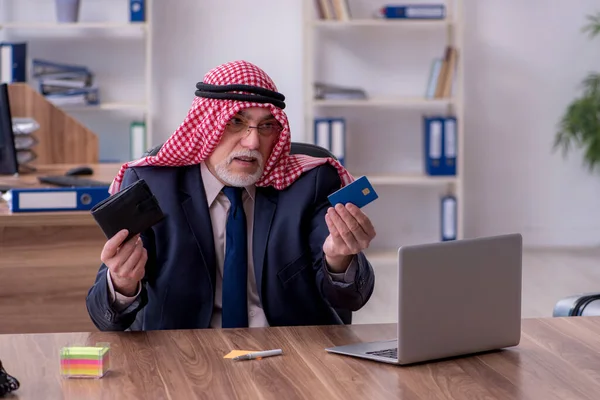 Vieil homme d'affaires arabe dans le bureau — Photo