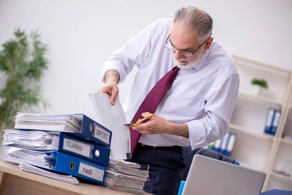 Hombre anciano empleado infeliz con el trabajo excesivo — Foto de Stock