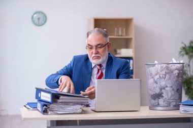 Eski işadamı bir sürü kağıtla yeni fikirleri reddediyor.