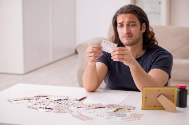 Evde acı çeken genç hasta adam.