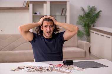 Evde acı çeken genç hasta adam.