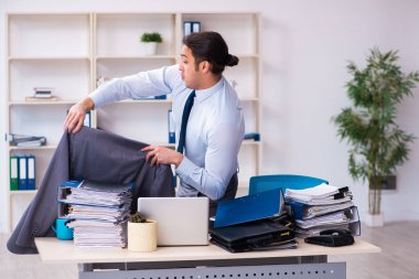 Genç bir erkek işçi aşırı işten memnun değil.