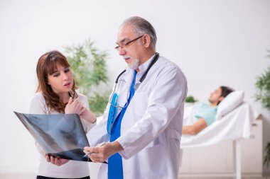 Genç eş hasta kocasını klinikte ziyaret ediyor.