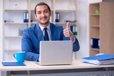 İş yerinde çalışan genç bir erkek.