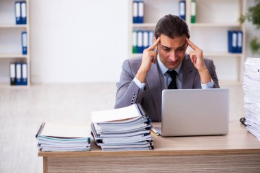 Genç bir erkek işçi aşırı işten memnun değil.