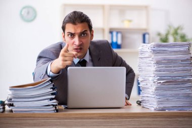 Genç bir erkek işçi aşırı işten memnun değil.