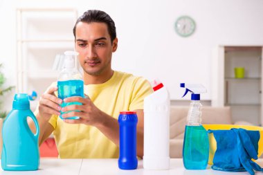 Genç erkek müteahhit evde ev işi yapıyor.