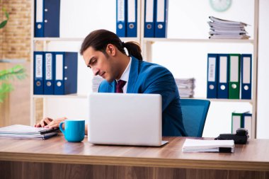 Ofiste çalışan genç bir erkek.