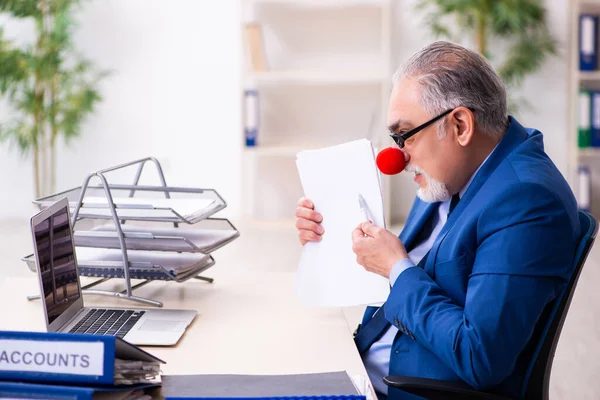 Altunternehmer-Clown arbeitet im Büro — Stockfoto